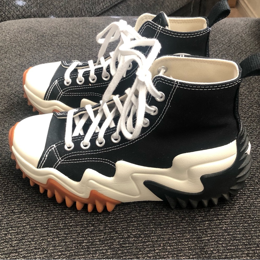 Converse women’s size 8.5 gently used excellent condition